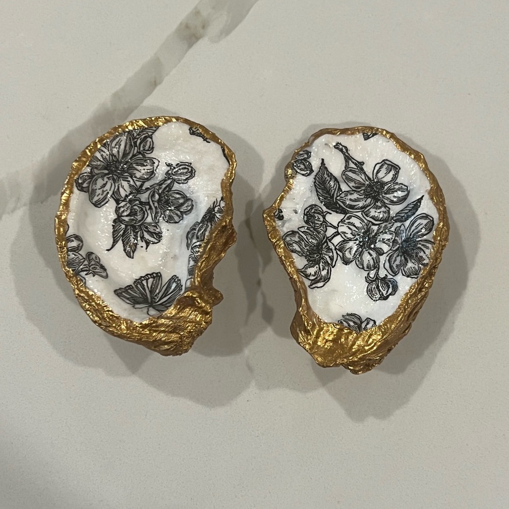 Decorative oyster shells
